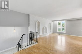 111 Britten Close in Hamilton, ON - Building Photo - Building Photo