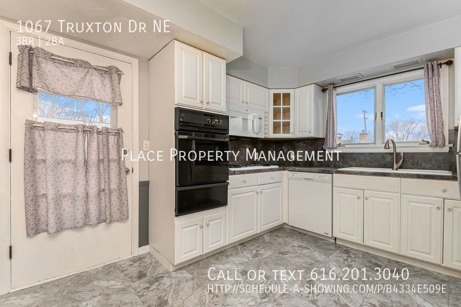 1067 Truxton Dr NE in Grand Rapids, MI - Building Photo