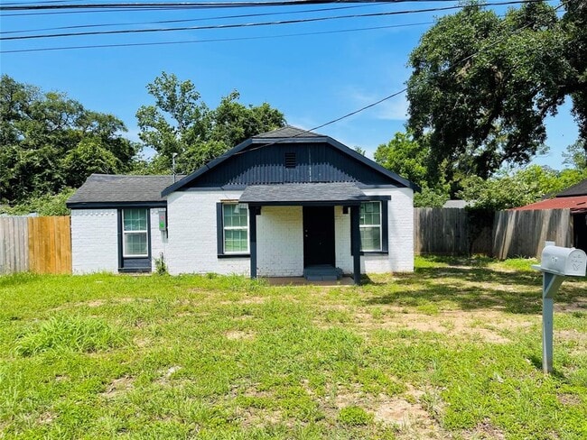 property at 506 N Hackberry St