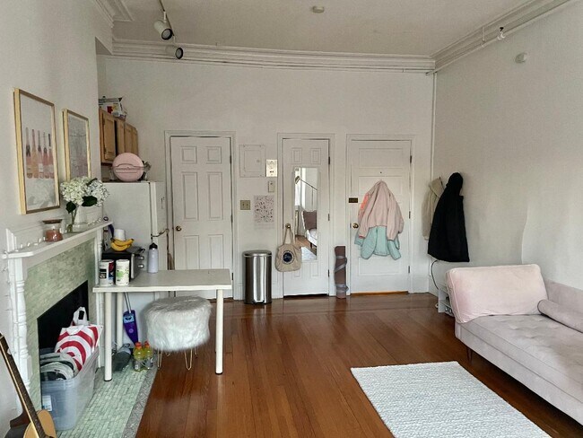 1079 Beacon St, Unit 4 in Brookline, MA - Foto de edificio - Building Photo