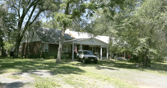 79 Pleasant Valley Rd in Old Bridge, NJ - Building Photo - Building Photo