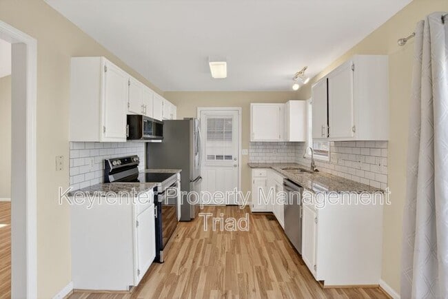 3100 Brookrun Dr in Jamestown, NC - Building Photo - Building Photo