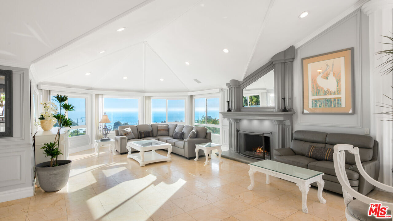 31727 Pacific Coast Hwy in Malibu, CA - Building Photo