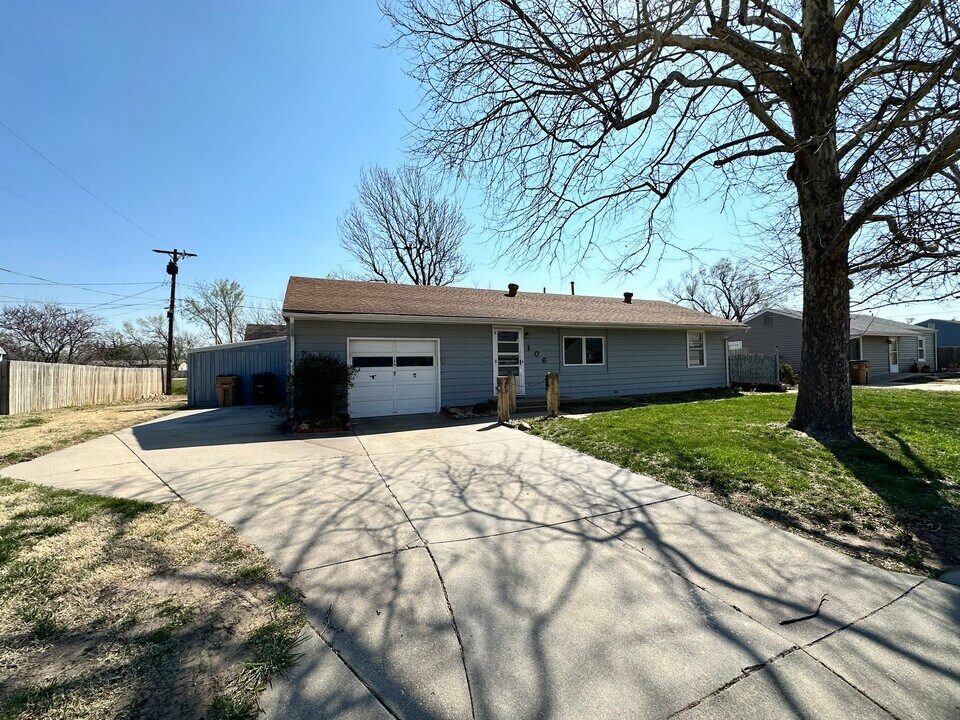 106 George St in Hutchinson, KS - Building Photo