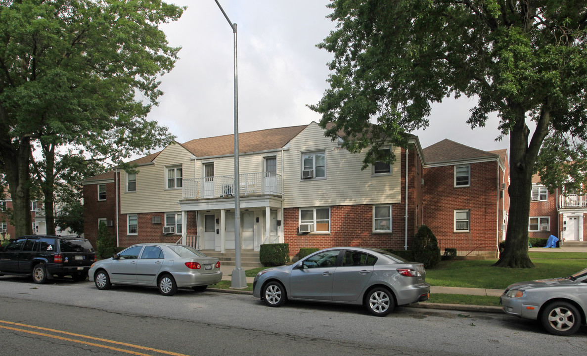 61-53 Springfield Blvd in Oakland Gardens, NY - Foto de edificio