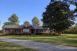 1924 Chisholm Rd in Florence, AL - Building Photo