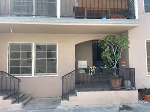 1466 S Sherbourne Dr in Los Angeles, CA - Building Photo - Building Photo