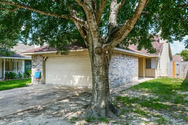 13630 Alon Ln in Houston, TX - Foto de edificio - Building Photo