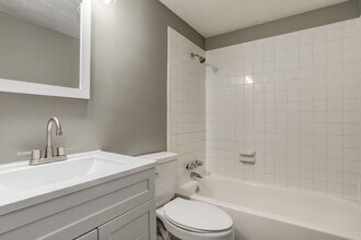 Glen Oaks Apartments in Kansas City, KS - Building Photo - Building Photo