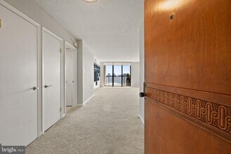 1101 S Arlington Ridge Rd in Arlington, VA - Building Photo - Building Photo