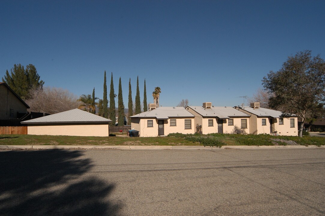 33113 Buena Vista St in Lake Elsinore, CA - Foto de edificio