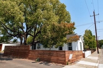 133 Powell Ave in Healdsburg, CA - Building Photo - Building Photo