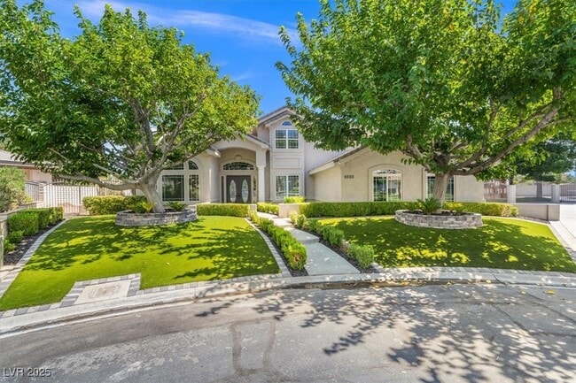 8000 Silver King Dr in Las Vegas, NV - Building Photo - Building Photo