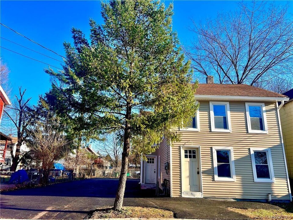 17 Sterling St in Middletown, NY - Building Photo