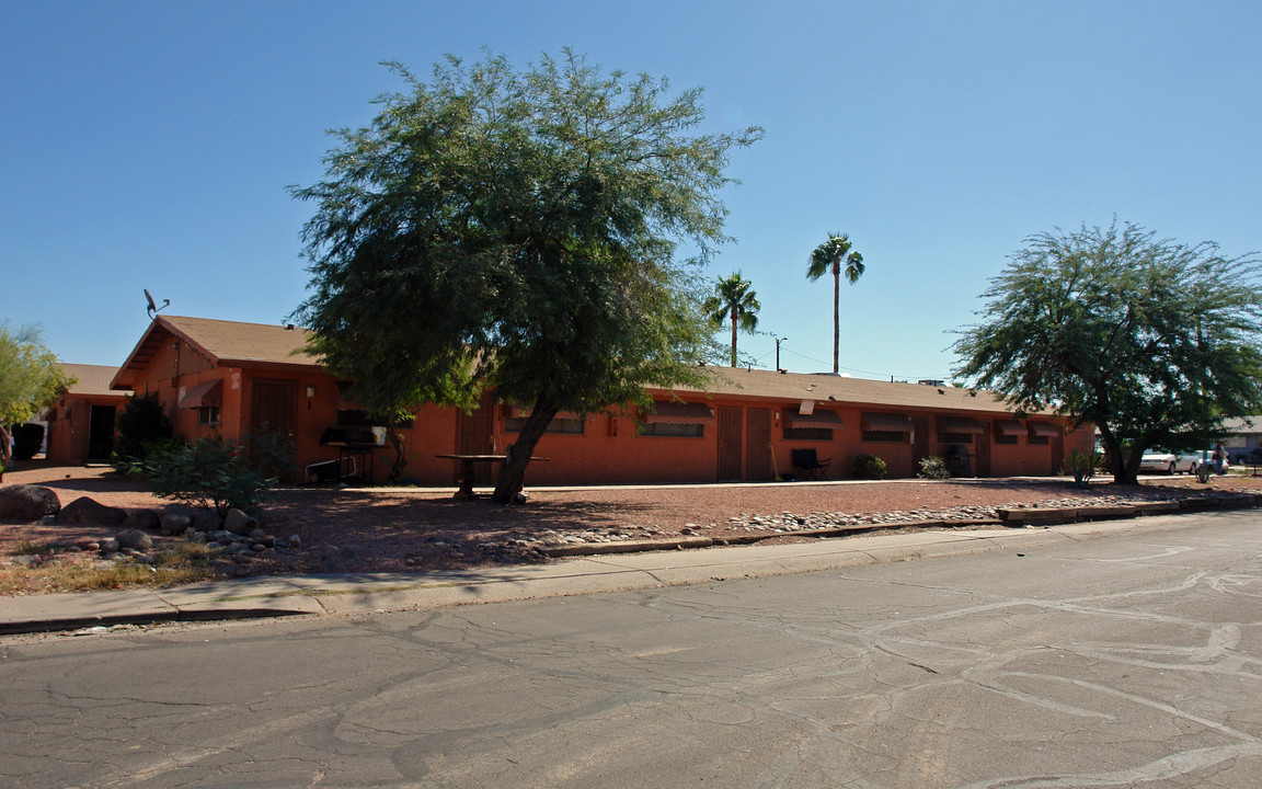 Country Manor in Phoenix, AZ - Building Photo