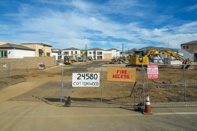 Courtyards at Cottonwood Apartments in Moreno Valley, CA - Foto de edificio - Building Photo