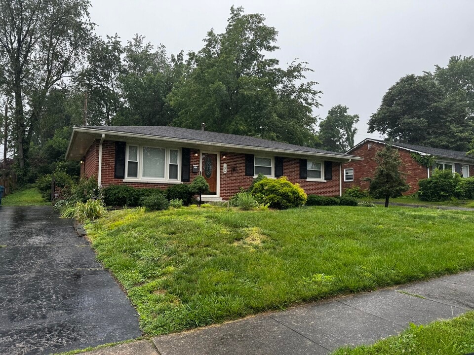 136 Tartan Dr in Lexington, KY - Building Photo