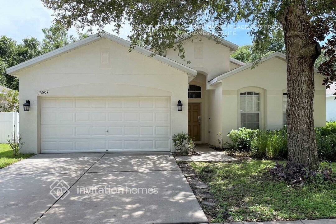 13507 Old Florida Cir in Hudson, FL - Foto de edificio