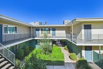 Roscoe Islander in Canoga Park, CA - Building Photo - Building Photo