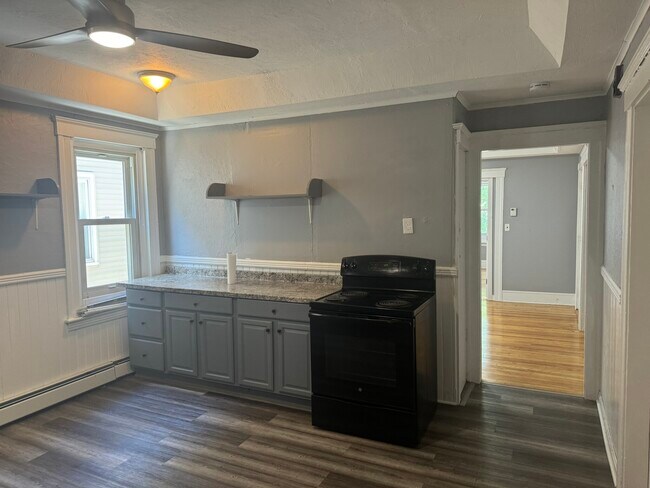 17 Hampden St, Unit 2 in Worcester, MA - Building Photo - Building Photo