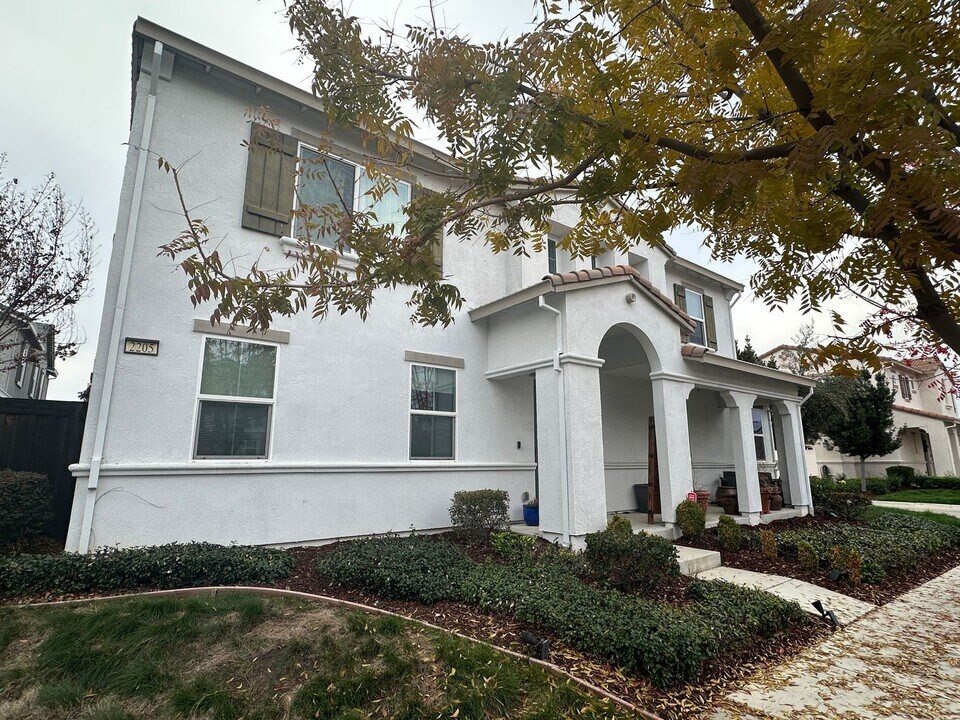 2205 Salice Wy in Brentwood, CA - Foto de edificio