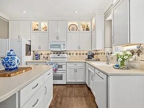 8401 W 127th Cir in Overland Park, KS - Foto de edificio - Building Photo