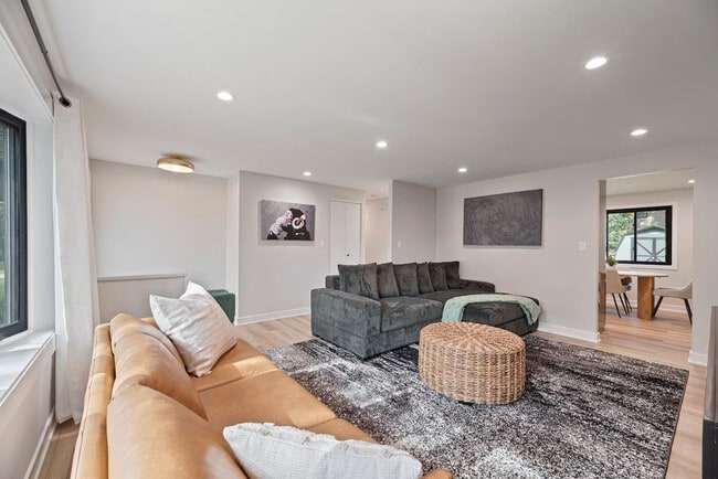908 Long Meadow Dr in Schaumburg, IL - Building Photo - Building Photo