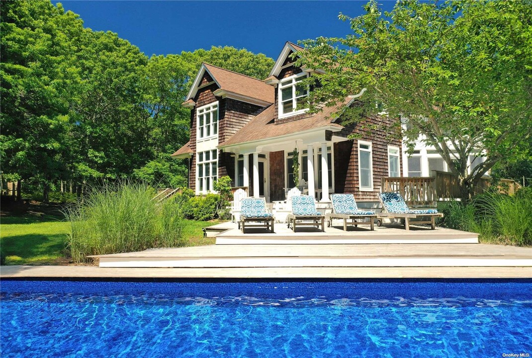 9 Ely Brook Rd in East Hampton, NY - Building Photo