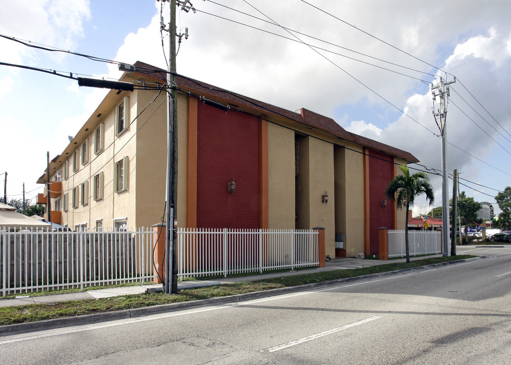 1530 W 68th St in Hialeah, FL - Building Photo