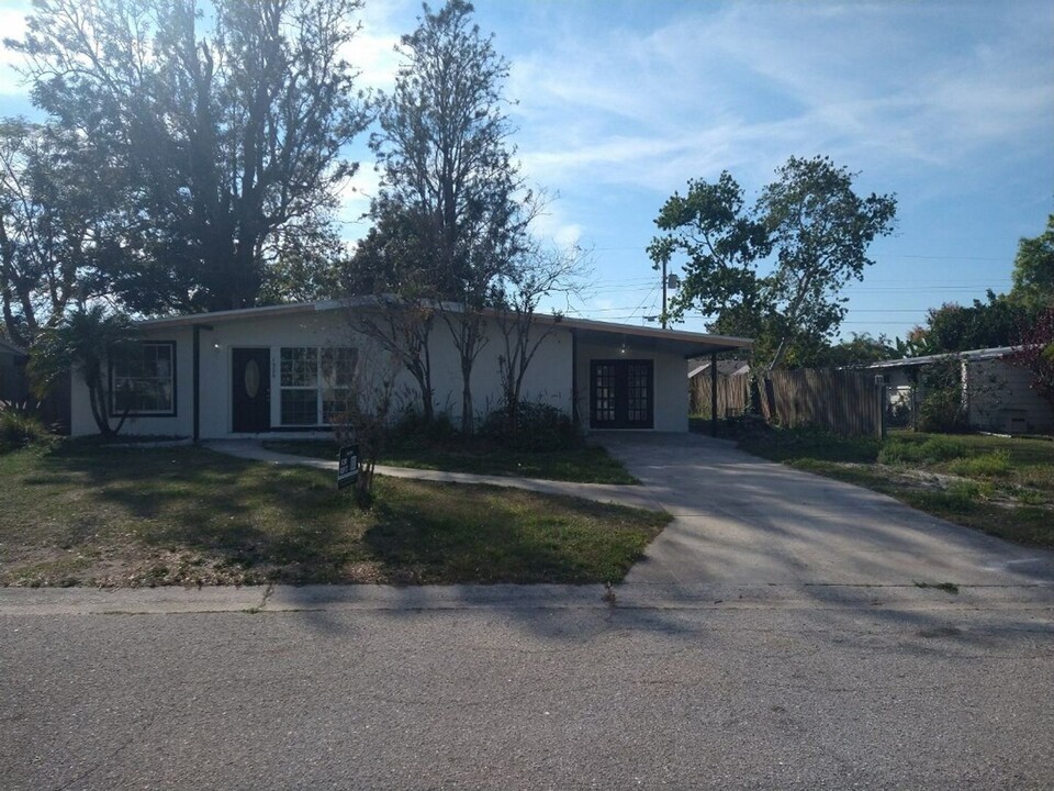 1906 31st St W in Bradenton, FL - Building Photo