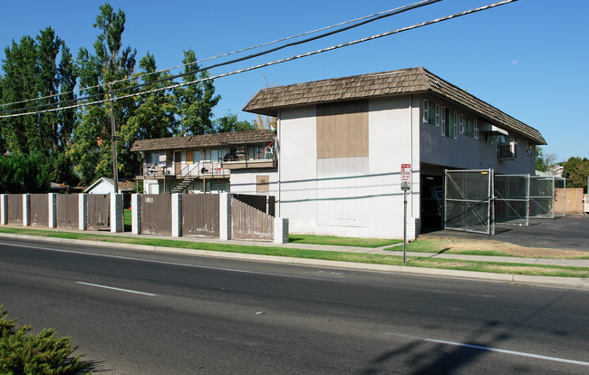 1325 N Chestnut Ave in Fresno, CA - Building Photo - Building Photo