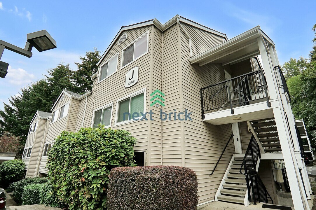 12040 100th Ave NE in Kirkland, WA - Building Photo
