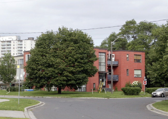 8 Wasdale Cres in Toronto, ON - Building Photo - Building Photo