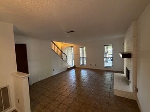 6611 Hart Ln in Austin, TX - Foto de edificio - Building Photo