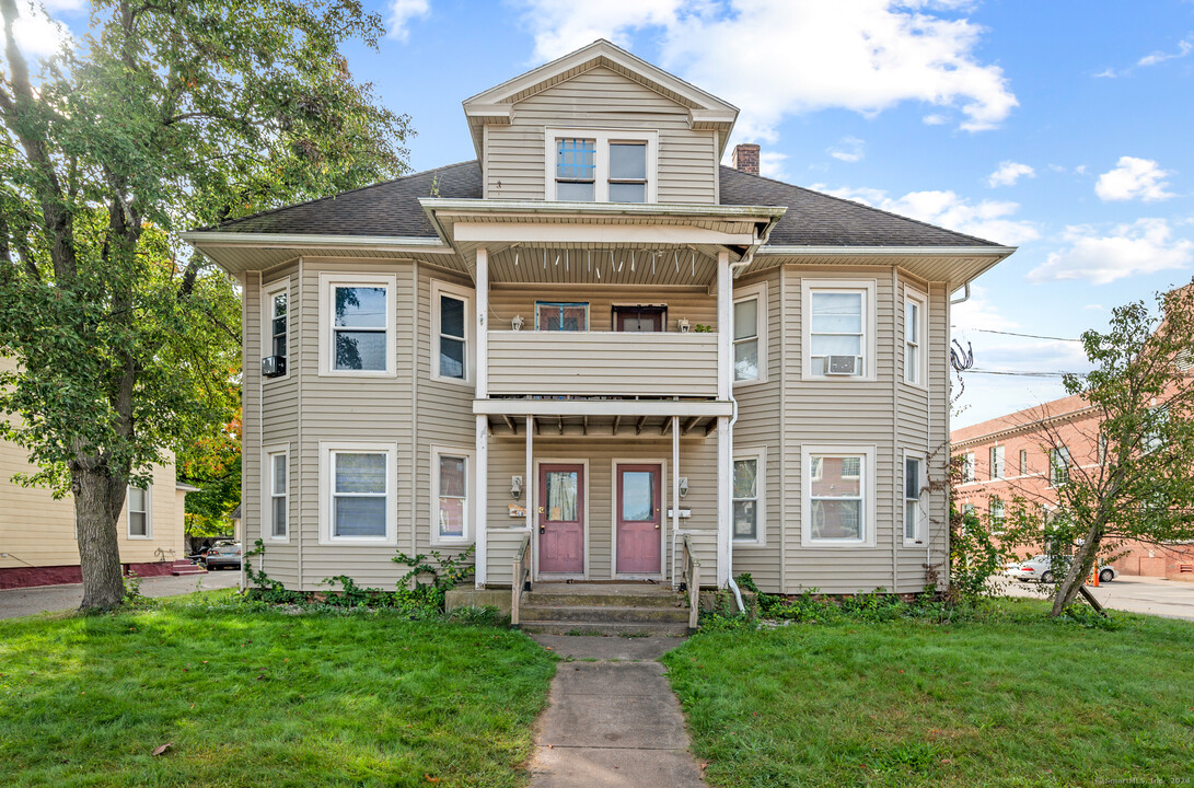 46 School St in Manchester, CT - Building Photo