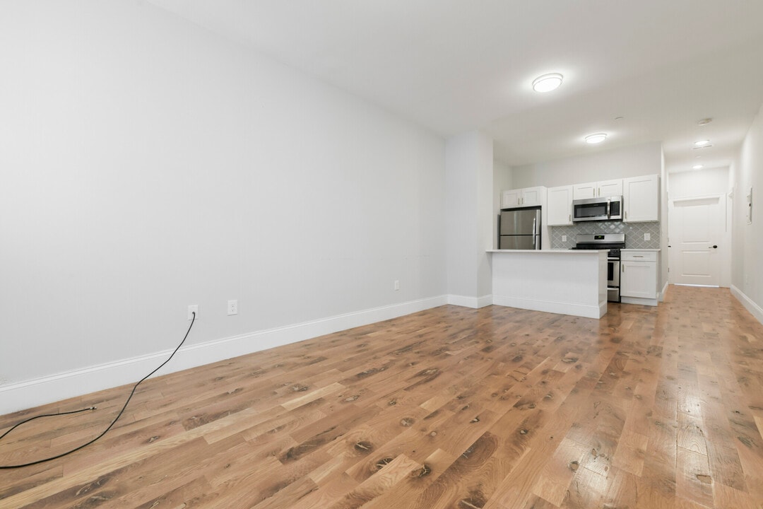 223 London St, Unit 2 in Boston, MA - Building Photo