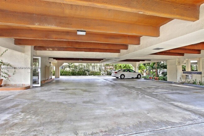 49 Majorca Ave in Coral Gables, FL - Foto de edificio - Building Photo