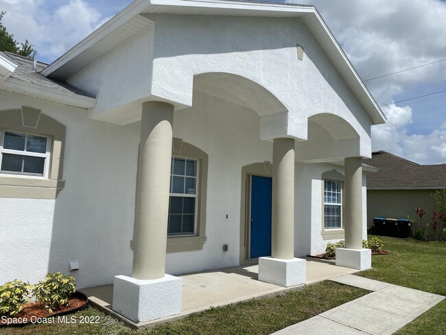 1737 Fairlight St NW in Palm Bay, FL - Building Photo - Building Photo