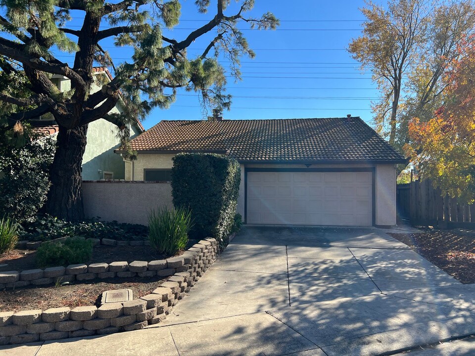 1124 Tasmania Way in Modesto, CA - Building Photo