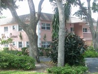 Villa Des Chenes Apartments/Breezy Palms in Largo, FL - Foto de edificio - Building Photo