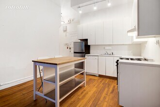 230 W 72nd St-Unit -: 3F in New York, NY - Building Photo - Building Photo