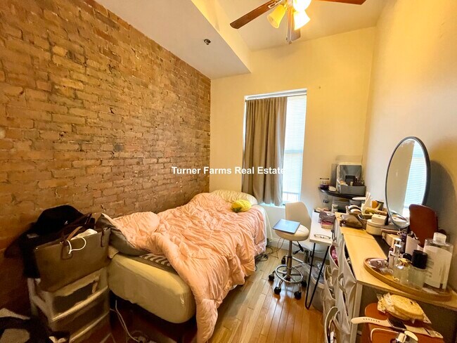 243 Northampton St, Unit 1 in Boston, MA - Foto de edificio - Building Photo