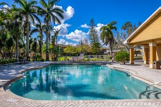 Rio Vista Village in St. Petersburg, FL - Foto de edificio - Building Photo