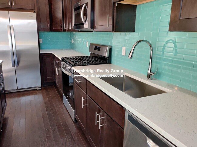 480 Fulton St, Unit A in Medford, MA - Foto de edificio - Building Photo