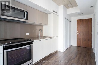 15 Baseball Pl in Toronto, ON - Building Photo - Building Photo