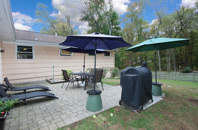 104 Country Club Rd in Cheshire, CT - Building Photo - Building Photo