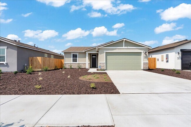2339 N Julieann St in Visalia, CA - Building Photo - Building Photo