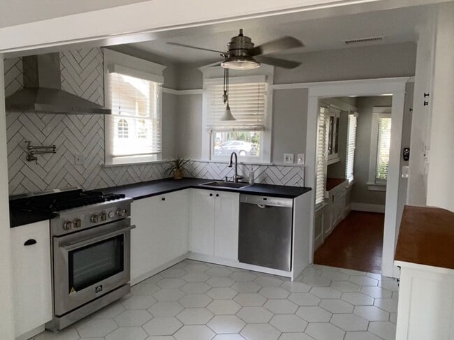 128 W Brookdale Pl in Fullerton, CA - Building Photo - Building Photo