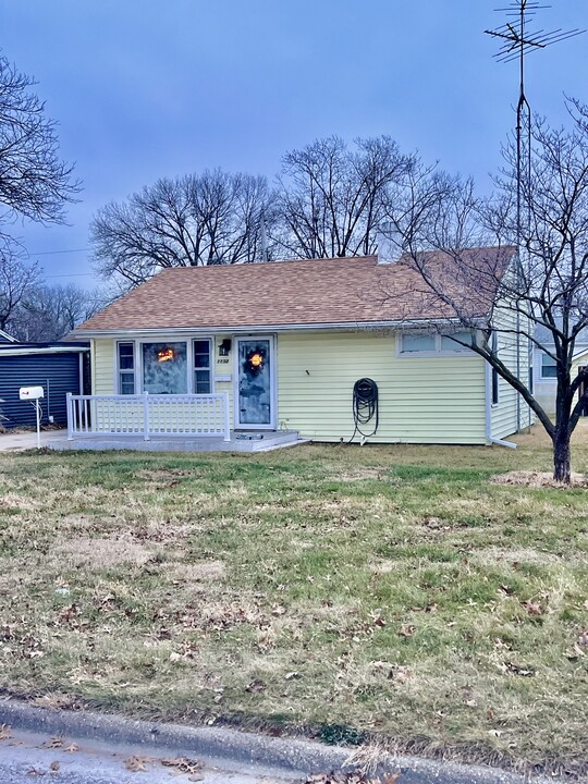 1103 Hillary Ave in Burlington, IA - Building Photo