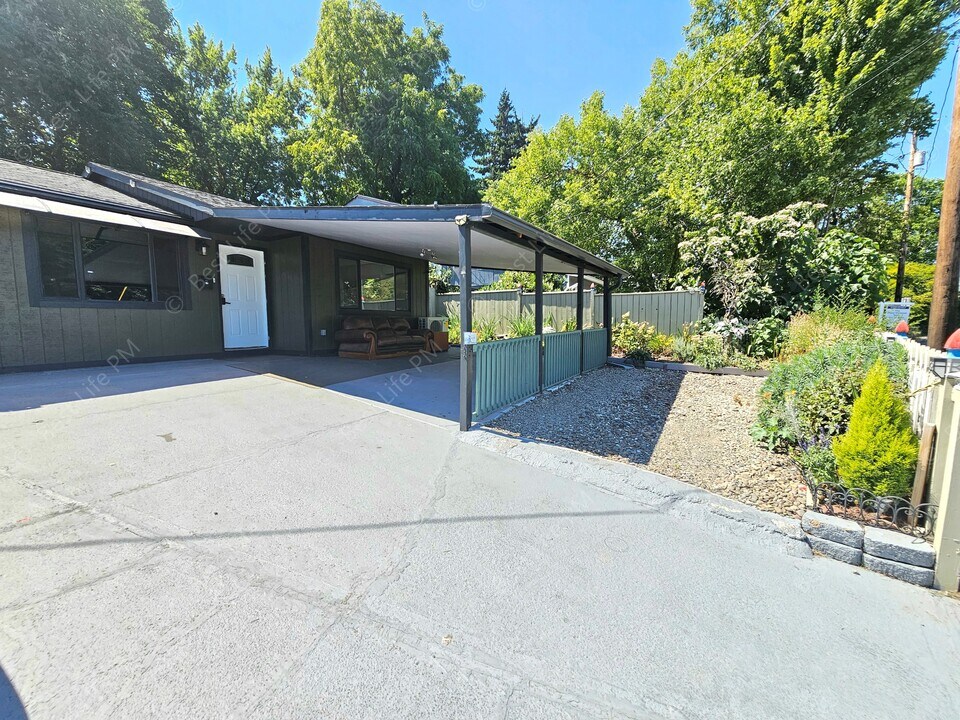 6830 N Columbia Blvd in Portland, OR - Building Photo